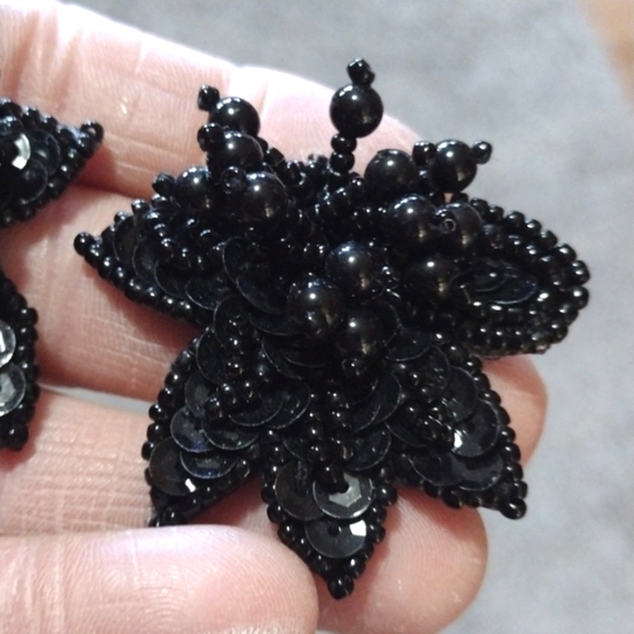 VINTAGE HAND SEWN BLACK SEAD BEADED FAN SHAPED PUSH-BACK DROP 1.5" EARRINGS - Picture 3 of 9